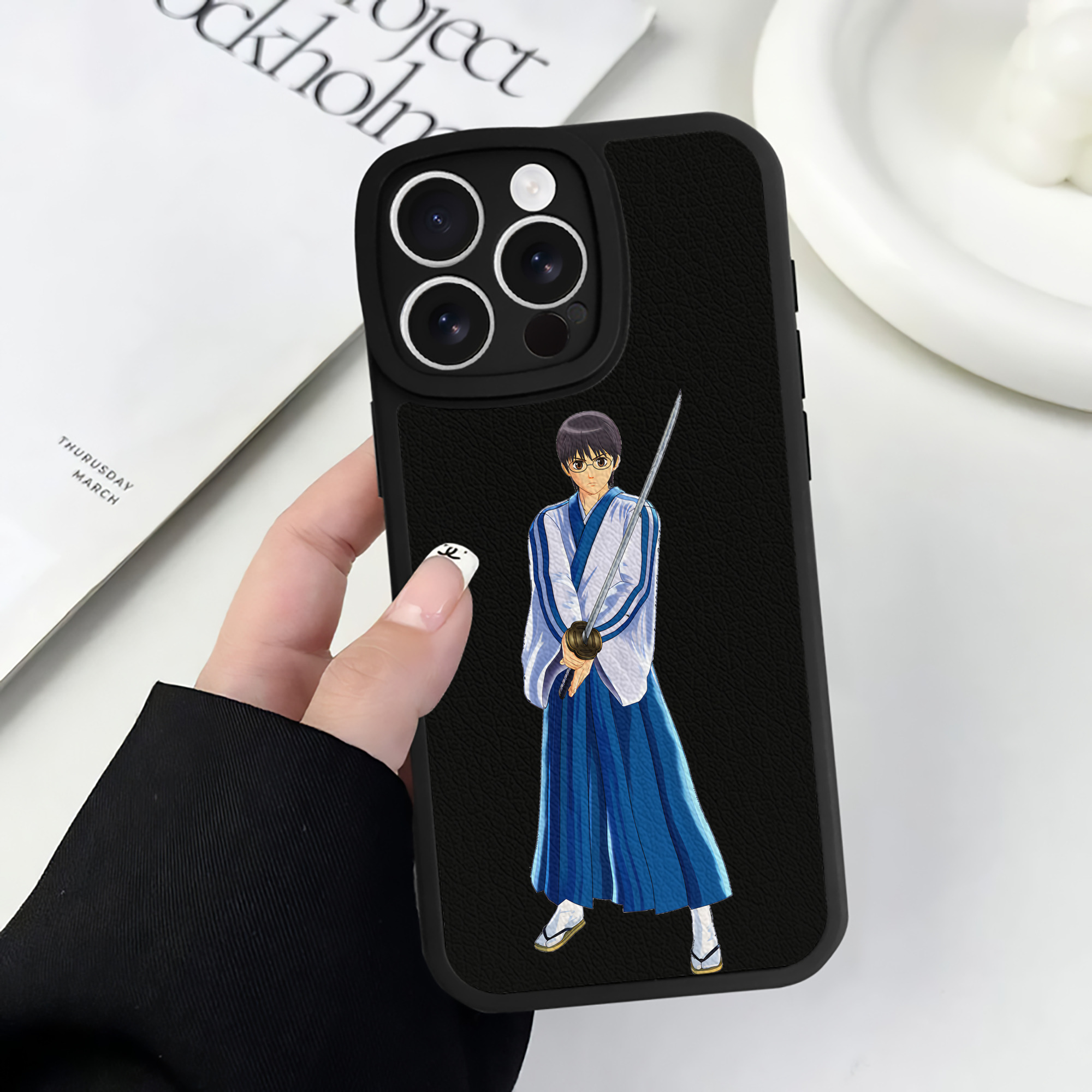 （画像用） ぎんたま 坂田銀時（さかたぎんとき） 神楽 志村新八（しむら しんぱち） GINTAMA Sakata Gintoki Kagura Shimura Shinpachi 【iPhone 16シリーズ対応】シリコンスマホケース（レザー調） 材質：シリコン